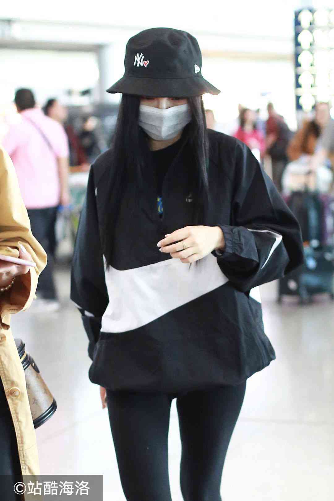 李小璐疑与贾乃亮离婚后低调亮相 左手中指戴戒暗示已有新恋情？