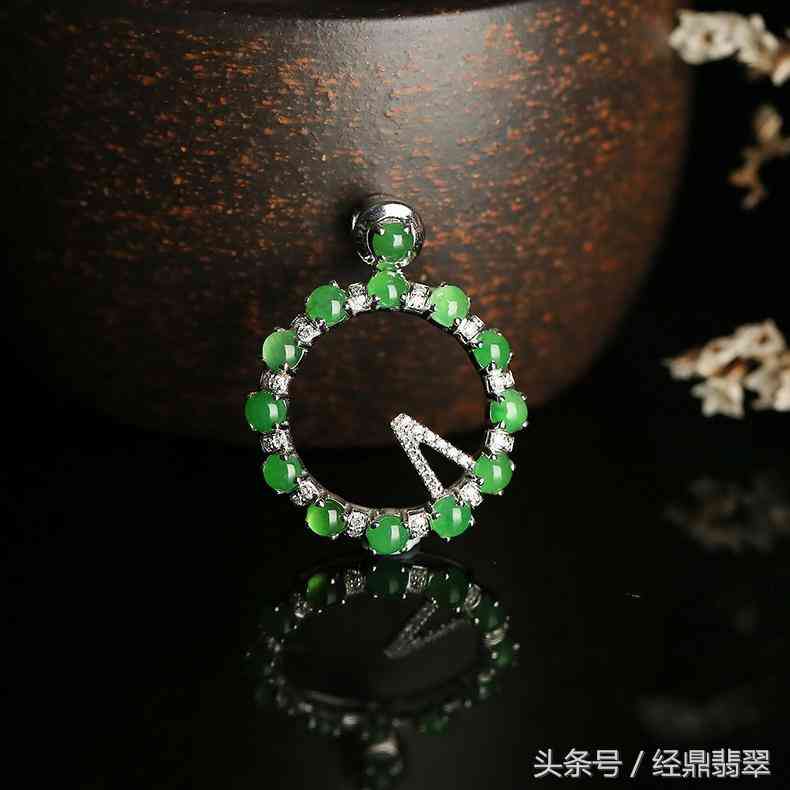 十二玉珠连,巧言表爱语——糯冰种翡翠《爱语》鉴赏