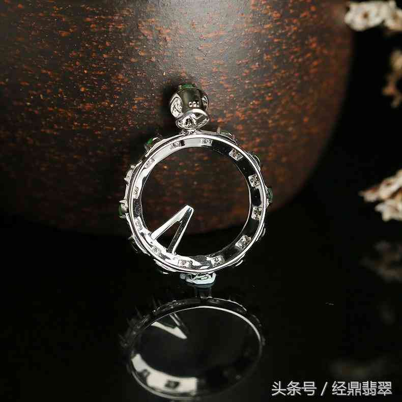 十二玉珠连，巧言表爱语——糯冰种翡翠《爱语》鉴赏