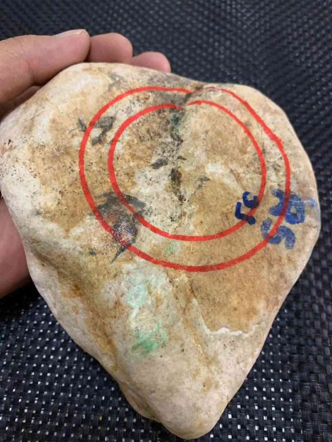 老木那黄岩沙手镯色料，料子形状非常规矩，皮壳老辣全身多处有色