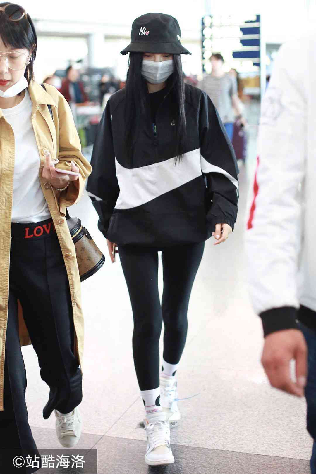 李小璐疑与贾乃亮离婚后低调亮相 左手中指戴戒暗示已有新恋情？