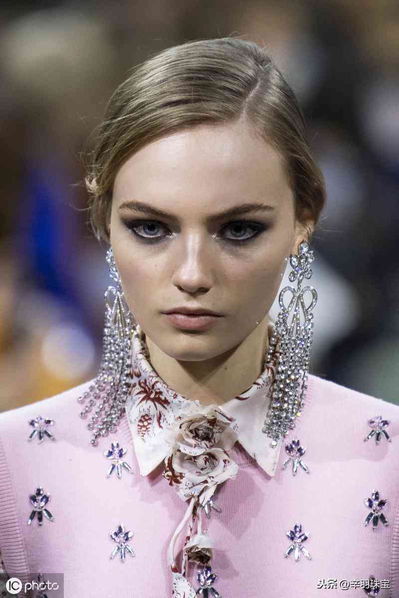 2019秋冬饰品流行趋势,水钻耳环,价格不贵,漂亮迷人