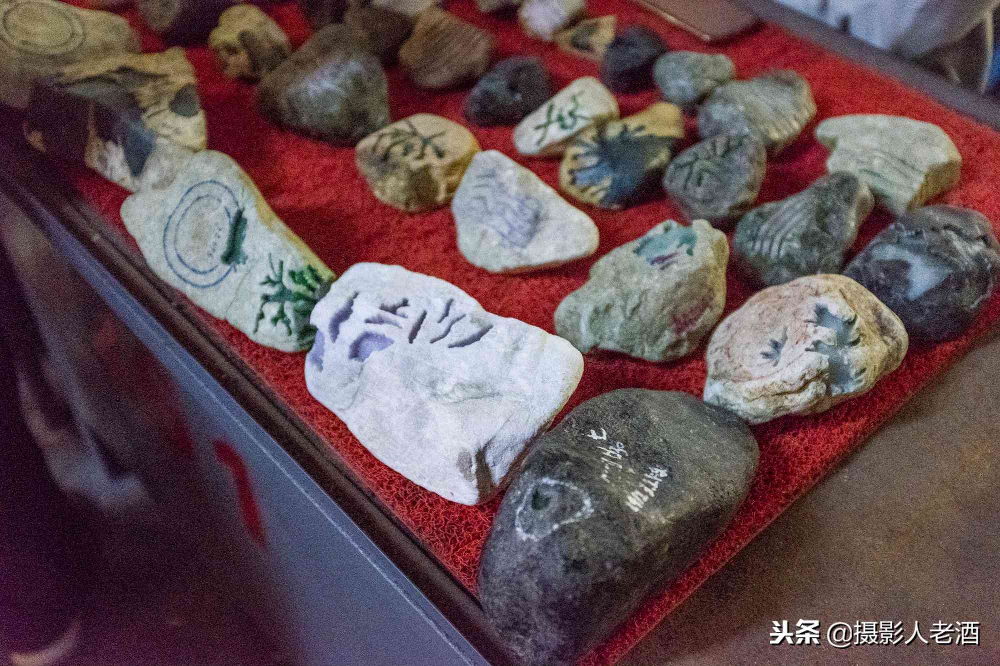 实拍云南瑞丽赌石基地：卖石头的有一半是缅甸人，随便一块几万块