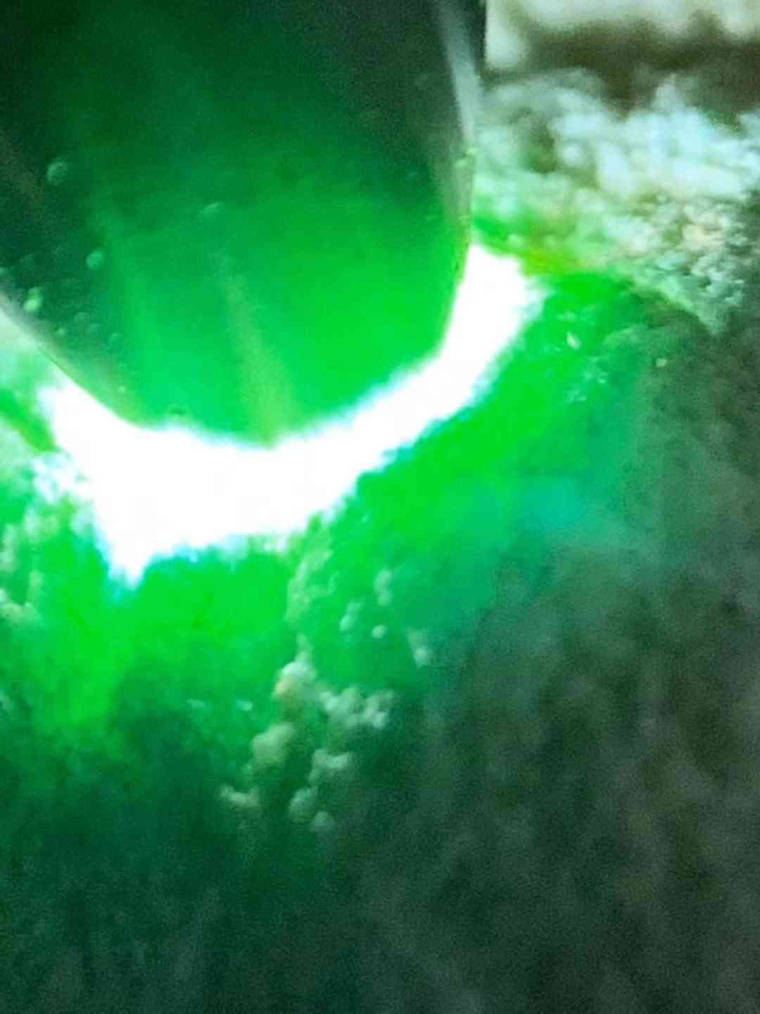 老木那黄岩沙手镯色料，料子形状非常规矩，皮壳老辣全身多处有色