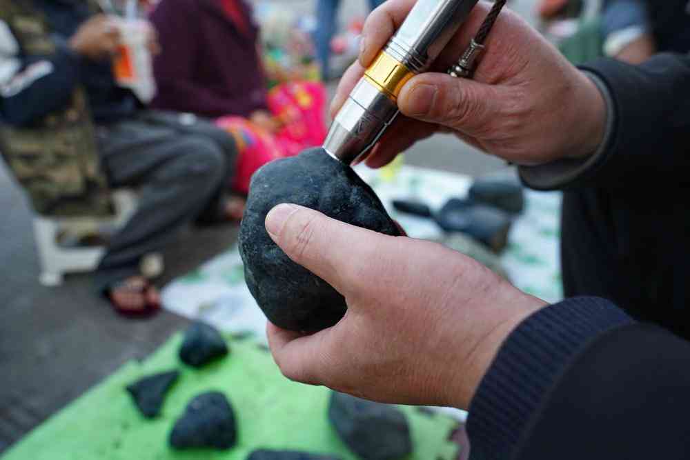 哪里可以买到翡翠原石(在哪里能买到翡翠原石)插图2