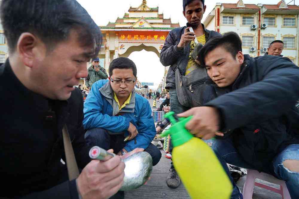 哪里可以买到翡翠原石(在哪里能买到翡翠原石)插图4