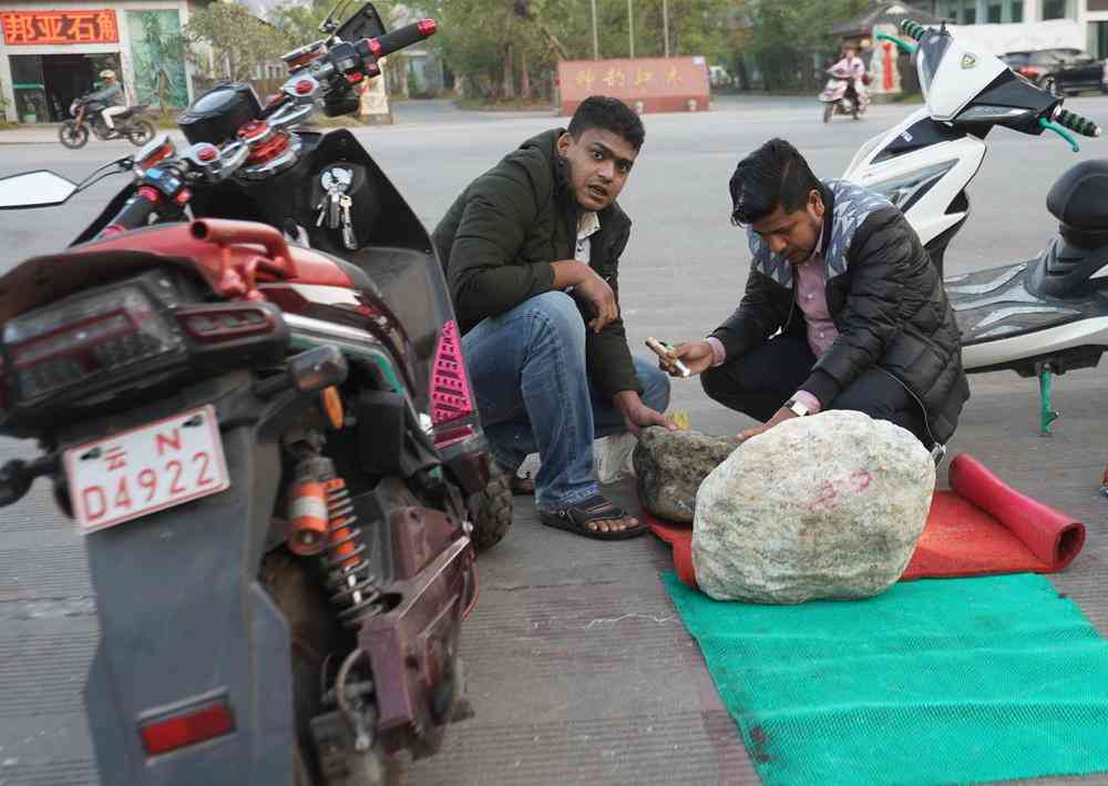 哪里可以买到翡翠原石(在哪里能买到翡翠原石)插图3