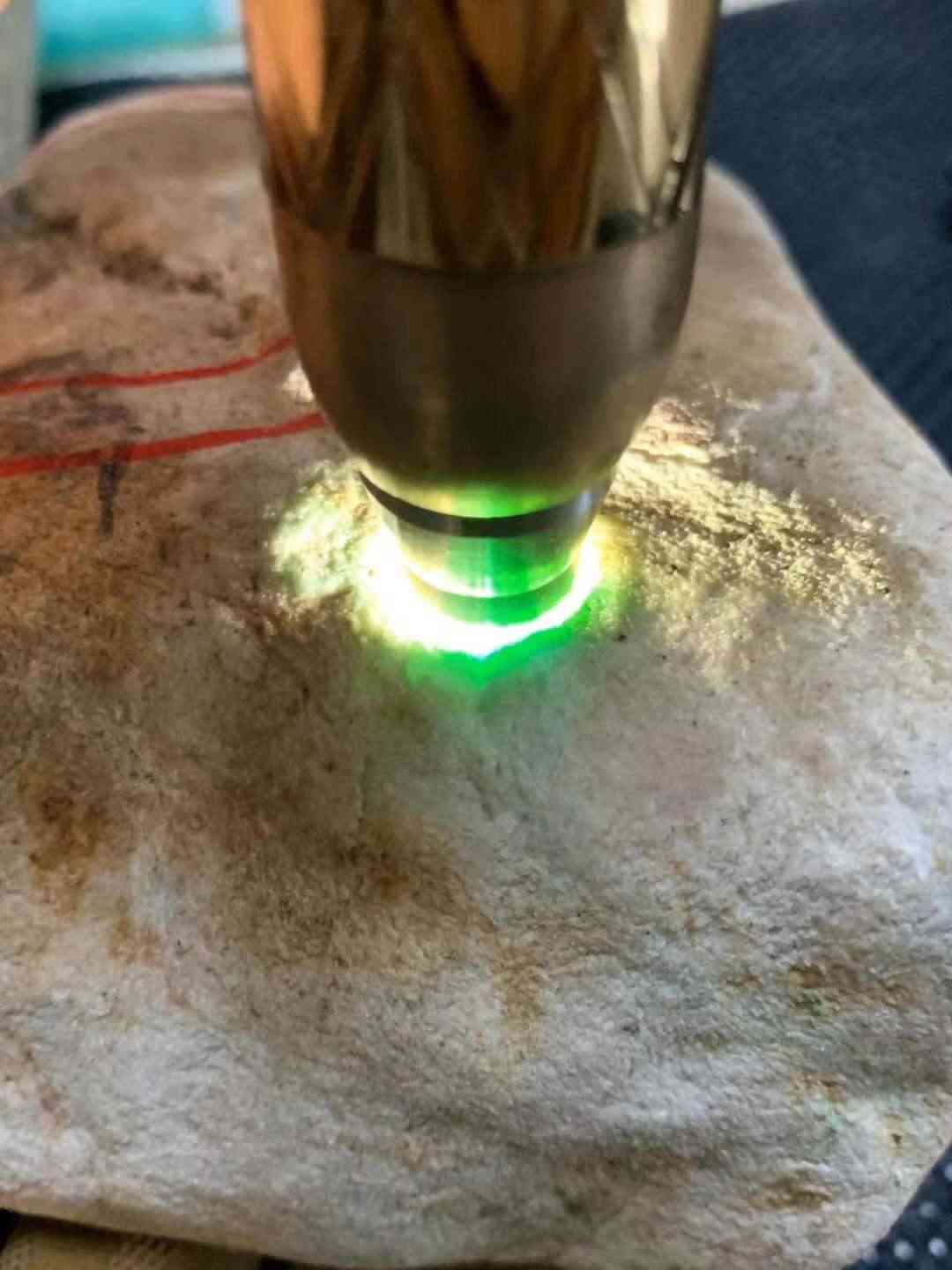 老木那黄岩沙手镯色料，料子形状非常规矩，皮壳老辣全身多处有色