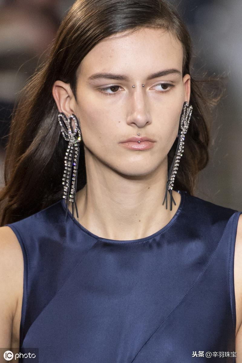 2019秋冬饰品流行趋势,水钻耳环,价格不贵,漂亮迷人