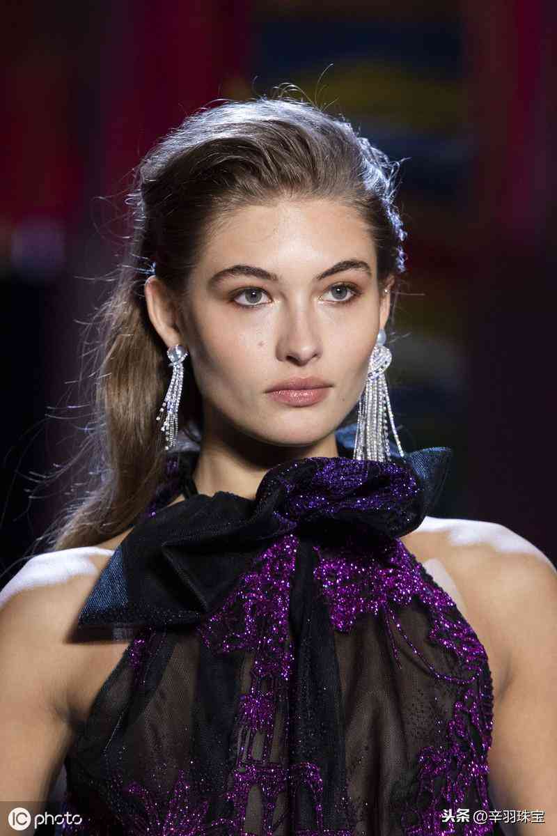 2019秋冬饰品流行趋势,水钻耳环,价格不贵,漂亮迷人