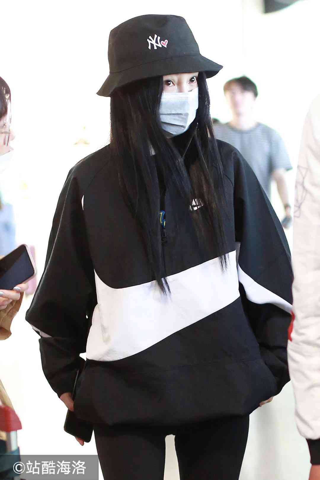 李小璐疑与贾乃亮离婚后低调亮相 左手中指戴戒暗示已有新恋情？