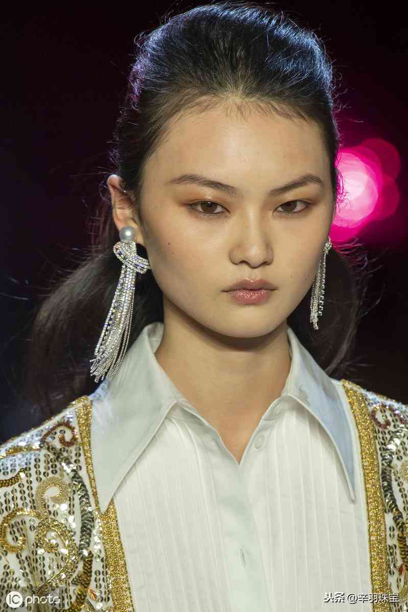 2019秋冬饰品流行趋势,水钻耳环,价格不贵,漂亮迷人