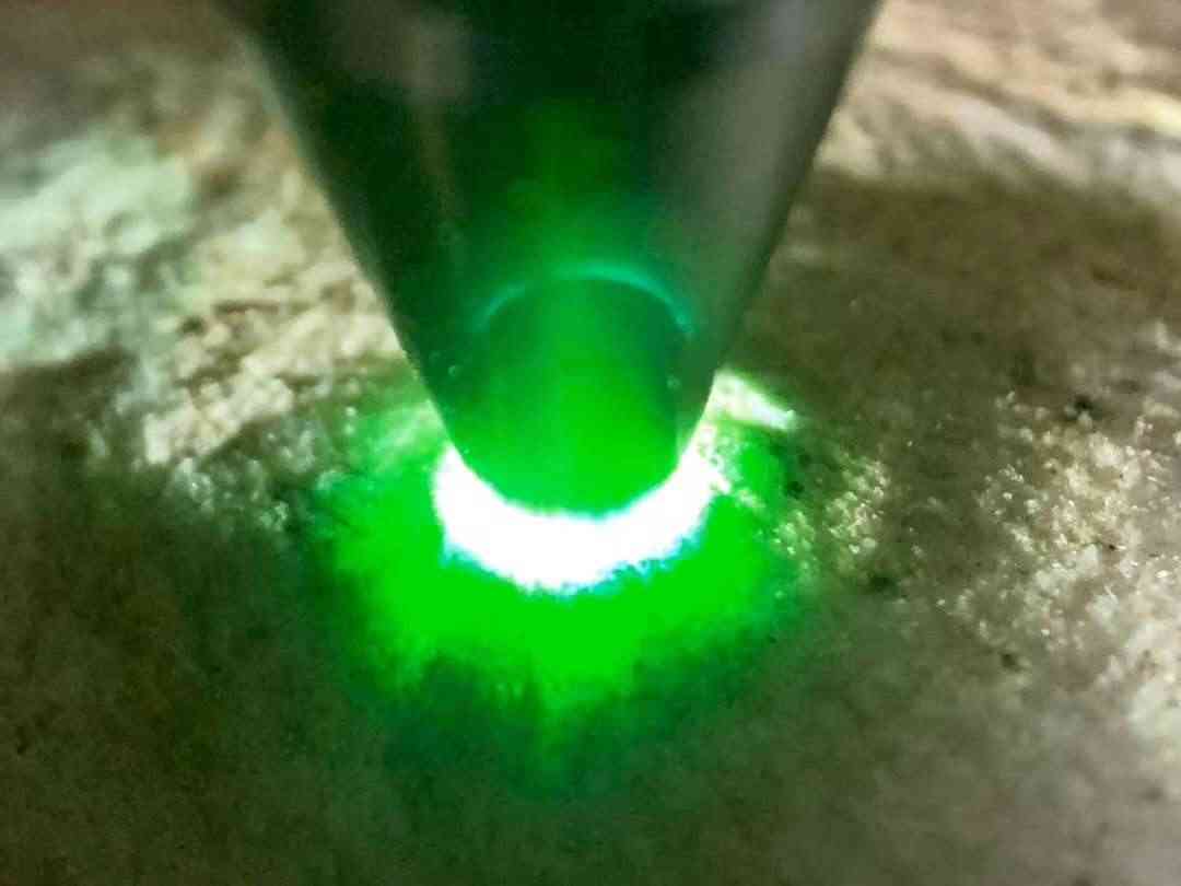 老木那黄岩沙手镯色料，料子形状非常规矩，皮壳老辣全身多处有色