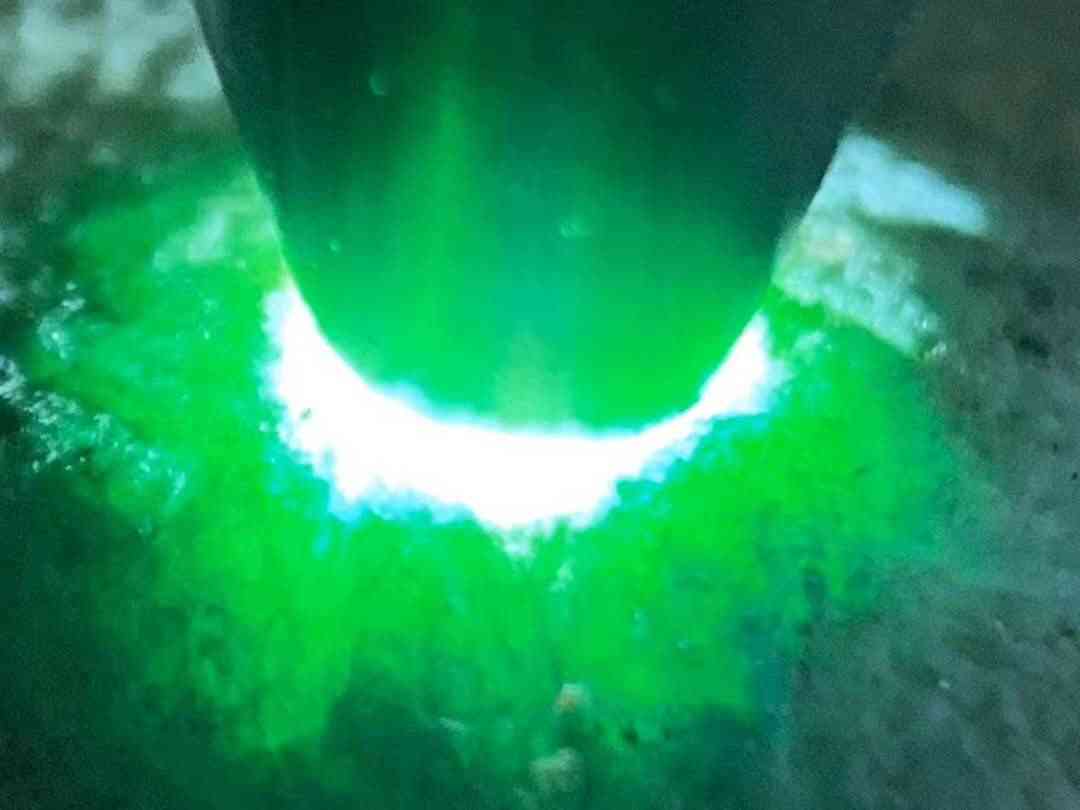 老木那黄岩沙手镯色料，料子形状非常规矩，皮壳老辣全身多处有色