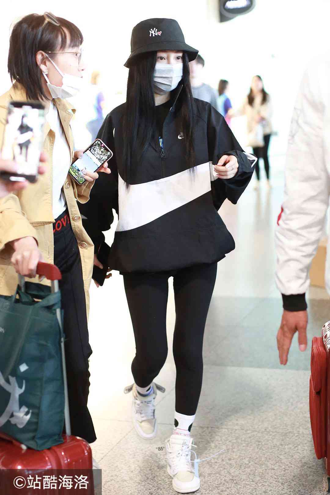 李小璐疑与贾乃亮离婚后低调亮相 左手中指戴戒暗示已有新恋情？