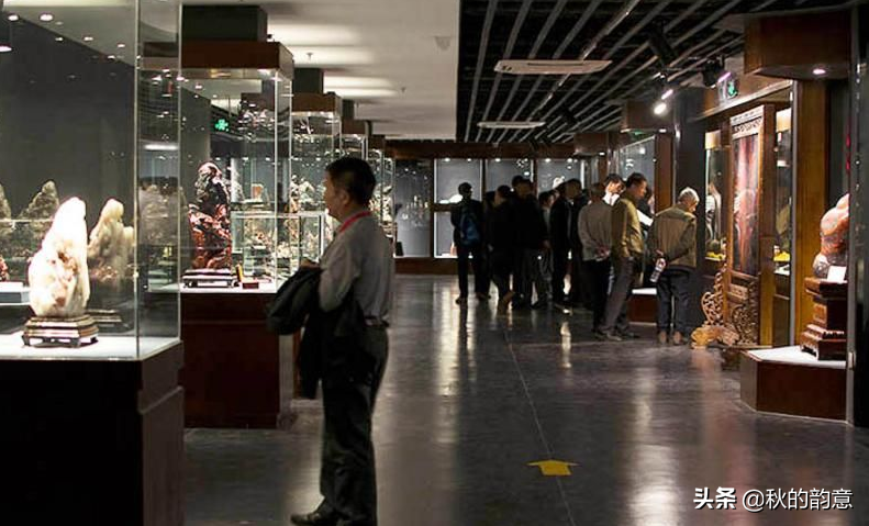 广西桂林芦笛岩风景区，藏有桂林鸡血玉精品、极品、孤品600余件