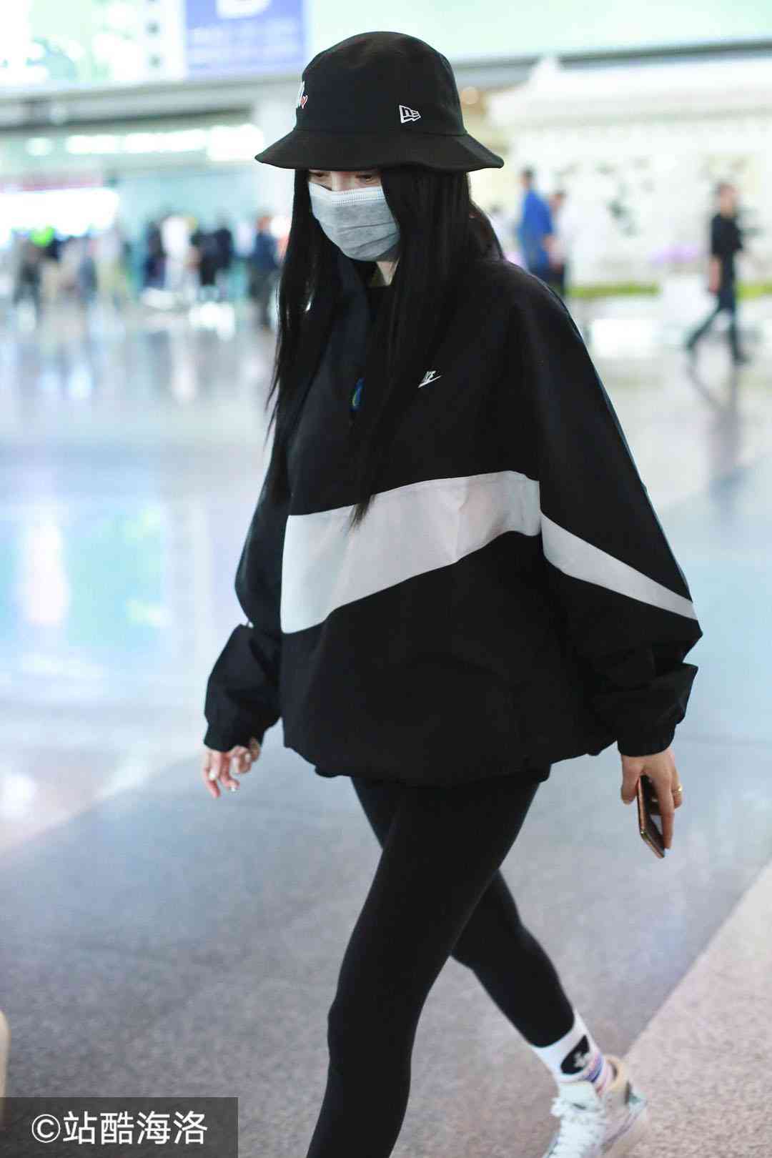 李小璐疑与贾乃亮离婚后低调亮相 左手中指戴戒暗示已有新恋情？