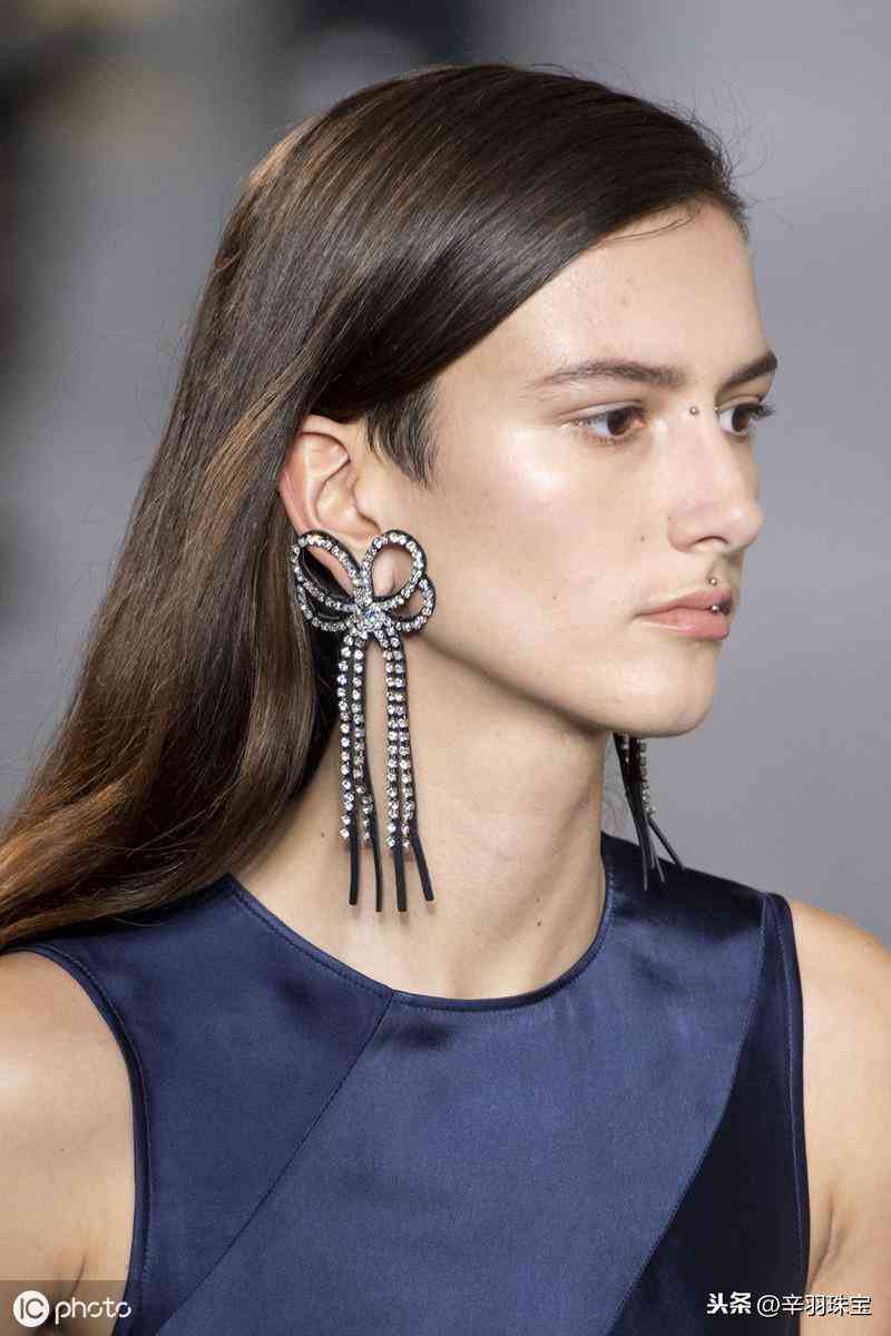 2019秋冬饰品流行趋势,水钻耳环,价格不贵,漂亮迷人