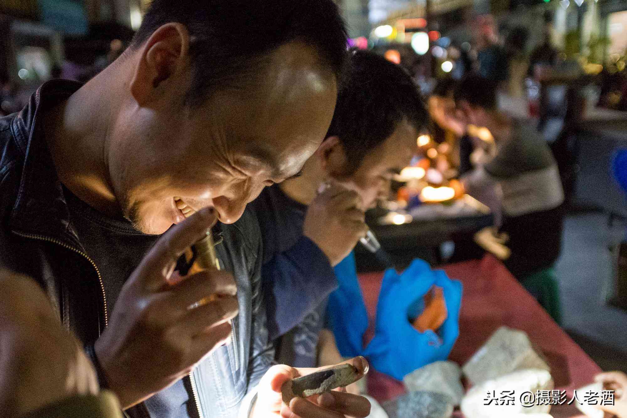 实拍云南瑞丽赌石基地：卖石头的有一半是缅甸人，随便一块几万块