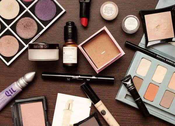 化妆师常用化妆品介绍(化妆师常用化妆品介绍语)