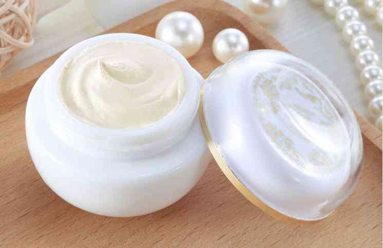 素颜涂什么化妆品好用一点(素颜一般用什么化妆品)