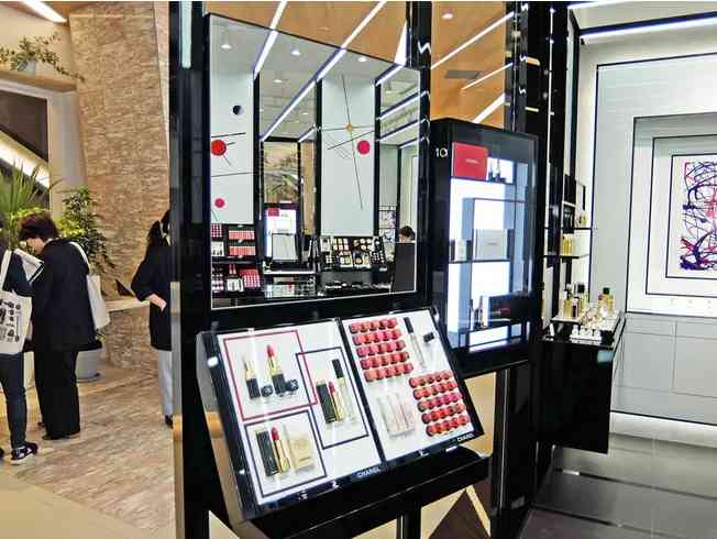 化妆品怎么样摆放视频(化妆台怎么摆放化妆品图片)