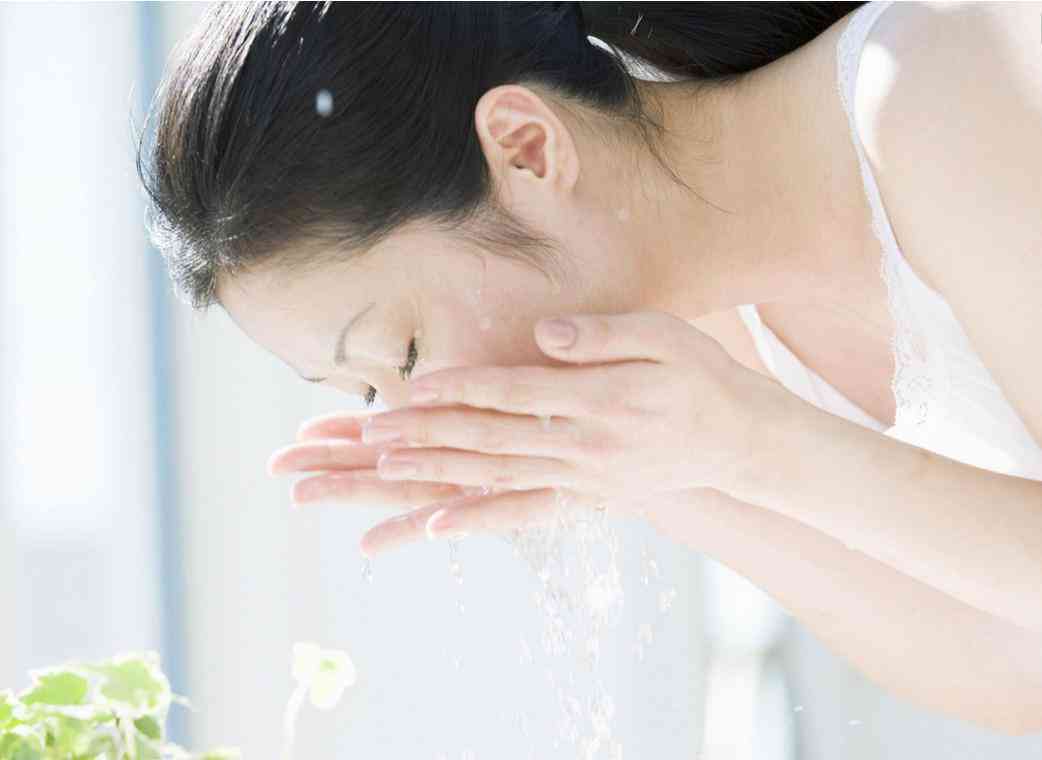 化妆品里的玫瑰精油的作用(化妆品里的玫瑰精油的作用是什么)插图1