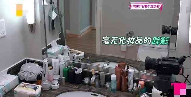 化妆台上没有化妆品(没有化妆台化妆品放哪里)插图3 化妆台上没有化妆品(没有化妆台化妆品放哪里)插图3