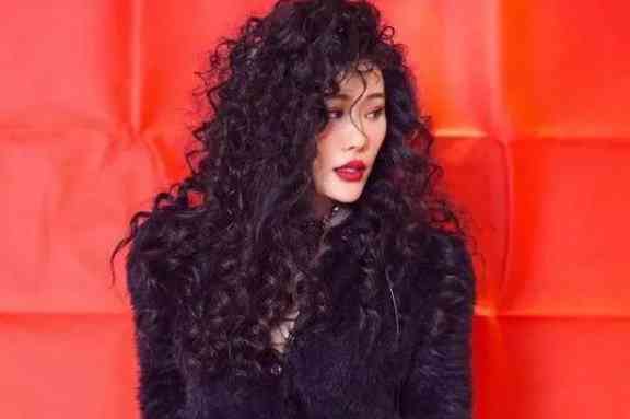 化妆台上没有化妆品(没有化妆台化妆品放哪里)插图5 化妆台上没有化妆品(没有化妆台化妆品放哪里)插图5