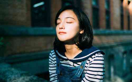 挤出来有很多泡泡的化妆品(挤出泡泡的瓶子)