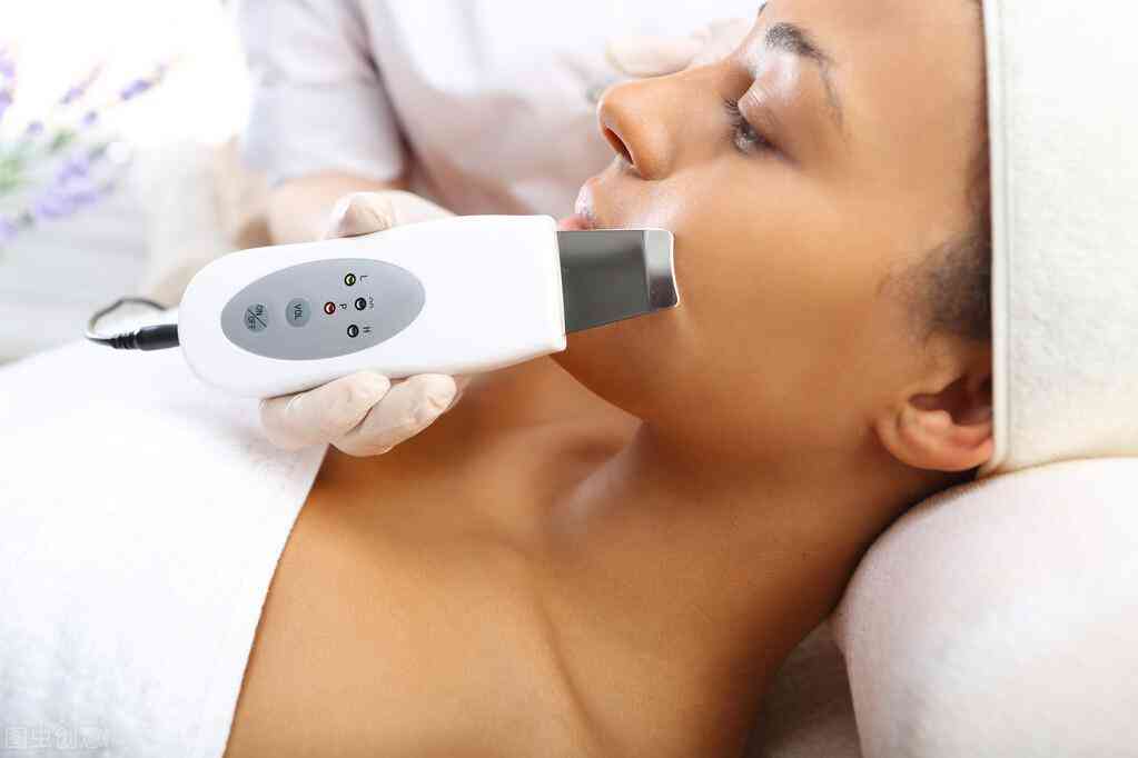 脸上有化妆品做红光可以吗(脸上做红光的作用)