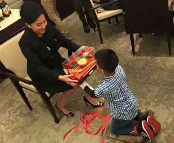 女人卖5万化妆品(女人卖5万化妆品怎么样)插图17