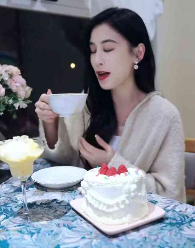 女人卖5万化妆品(女人卖5万化妆品怎么样)插图27