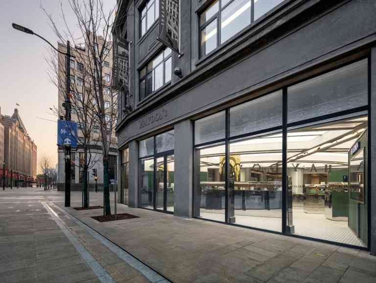 上海的黑洞化妆品(武汉黑洞化妆品价格)插图1