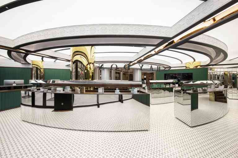 上海的黑洞化妆品(武汉黑洞化妆品价格)插图2