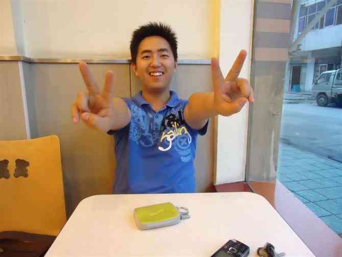 创业小伙做化妆品销售经理(化妆品创业者)