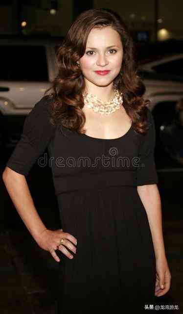 为什么对化妆品公司上班(化妆品公司上班好吗工资高吗)插图4 为什么对化妆品公司上班(化妆品公司上班好吗工资高吗)插图4