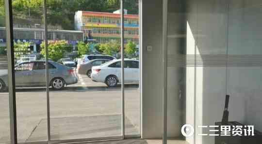 化妆品店玻璃门贴(美容店玻璃门广告贴)插图2 化妆品店玻璃门贴(美容店玻璃门广告贴)插图2