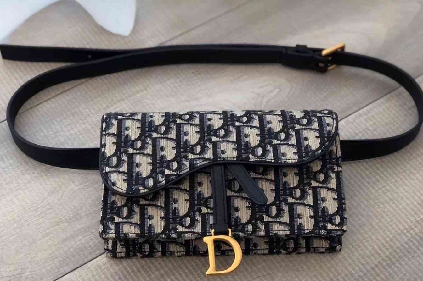 化妆品专柜包包挂件真假(专柜包包有假货吗)插图2 化妆品专柜包包挂件真假(专柜包包有假货吗)插图2