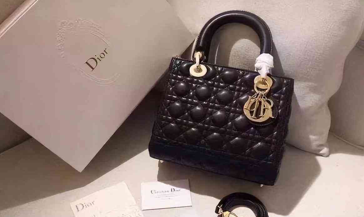 化妆品专柜包包挂件真假(专柜包包有假货吗)插图3 化妆品专柜包包挂件真假(专柜包包有假货吗)插图3