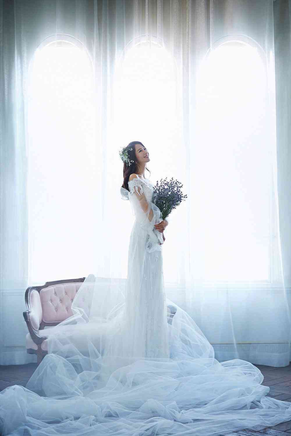 化妆品水乳摆台效果图(化妆台化妆品摆放效果图)插图1