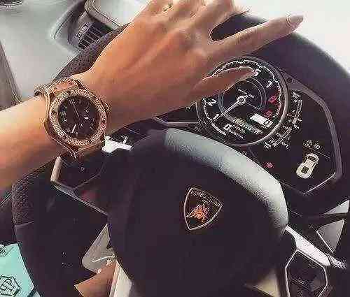 小伙拿化妆品抽奖视频在线(.抽奖视频)