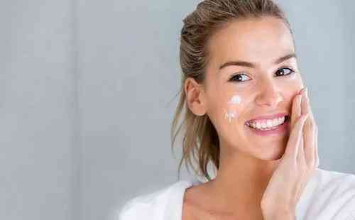 遮阳帽上面化妆品怎么用(遮阳帽怎么戴)