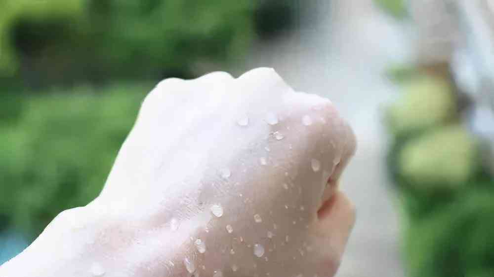 遮阳帽上面化妆品怎么用(遮阳帽怎么戴)插图1