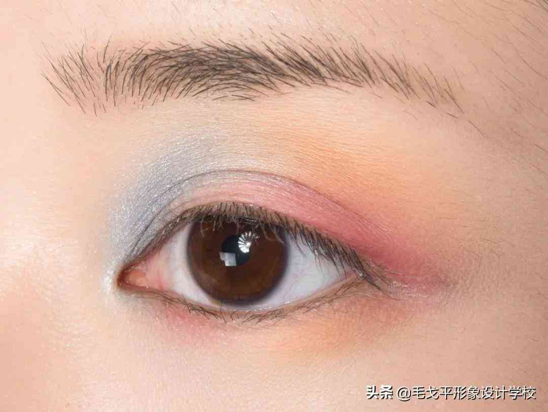 新手化妆品必备眼影超大(浓妆适合什么眼影)插图1