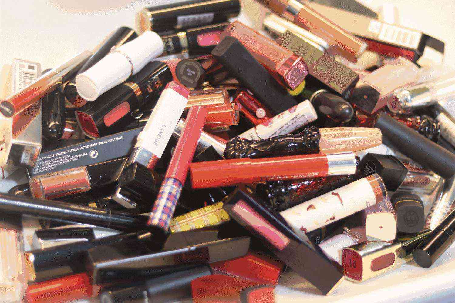 化妆品在置物架上放不稳(化妆品置物架怎么安装)插图1