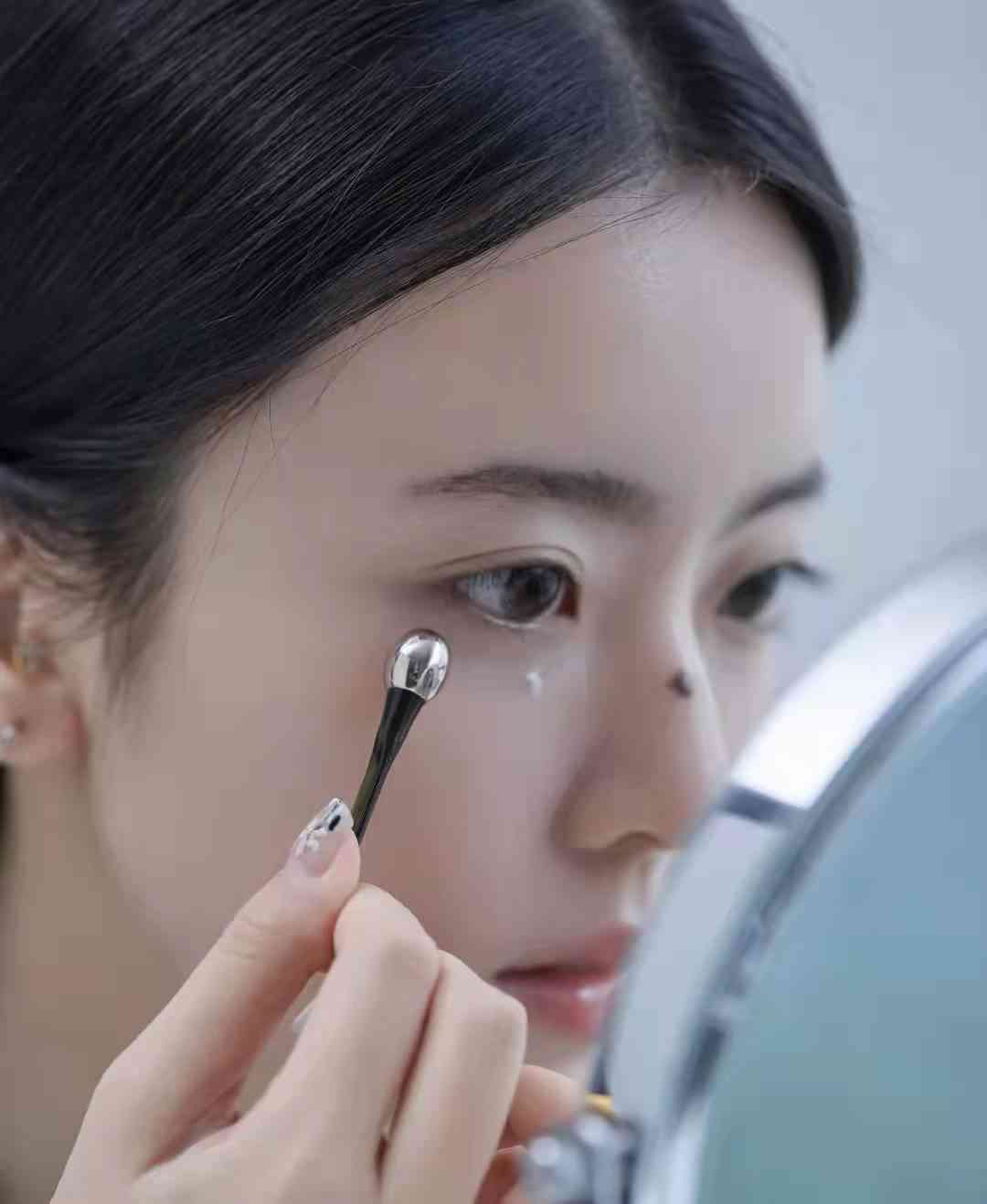 化妆品可以抹到眼部吗(化妆品可以抹到眼部吗知乎)