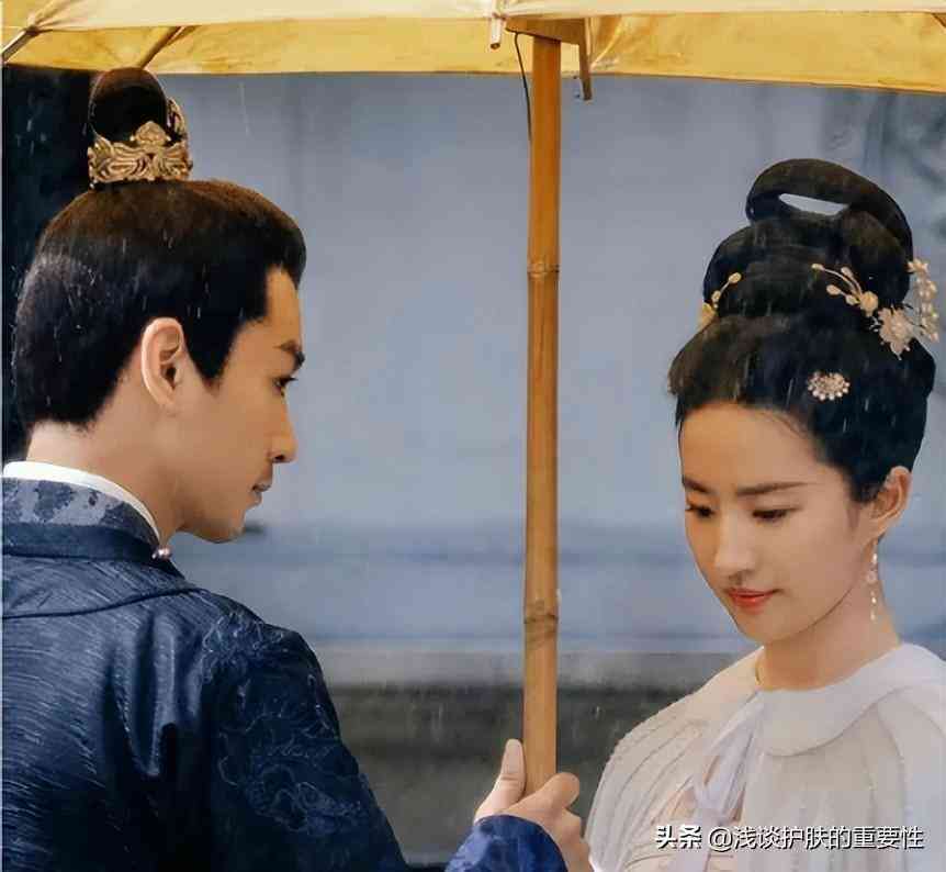 夏天抹化妆品都是抹点什么(夏天抹化妆品都是抹点什么的)