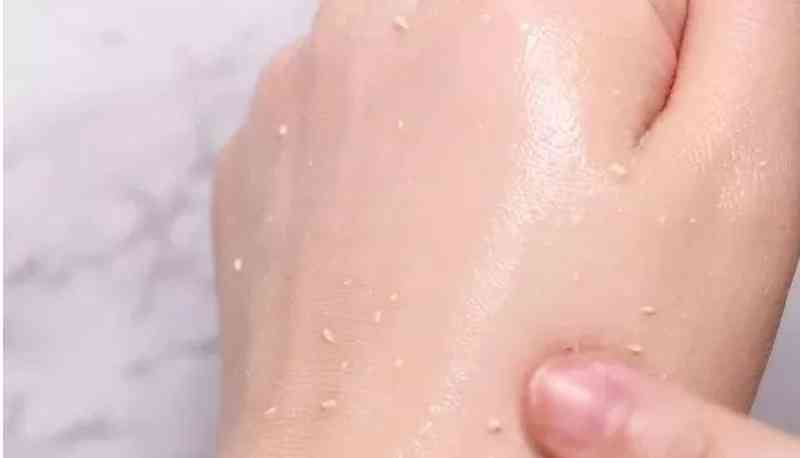 擦完化妆品为什么搓泥(擦完化妆品为什么搓泥呢)