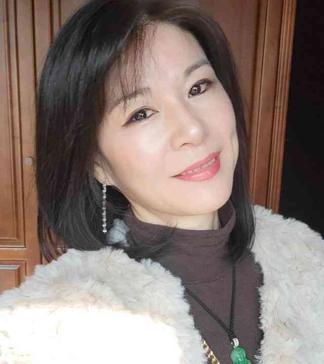 五十岁擦什么化妆品(五十岁的人擦什么化妆品好)